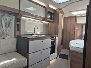 2018 Bailey Unicorn Valencia MOTOR MOVER INC! - Image 6